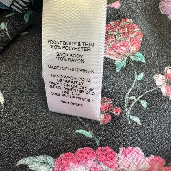 8/$20 Express Floral Sleeveless Top - Black with Multicolor Flowers Medium NWOT - Picture 3 of 8